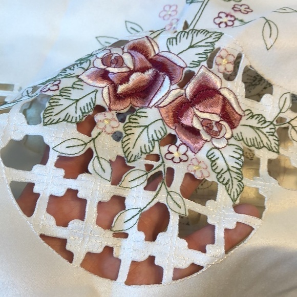 Embroidered Rose Cutout Scalloped Table Runner - Picture 5 of 8
